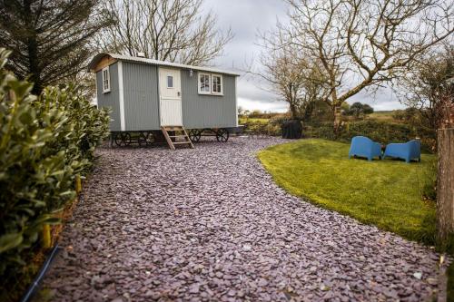 Luxury Shepherd’s Hut on Meadow with Outdoor Bath in Mid Cornwall in Truro, United Kingdom