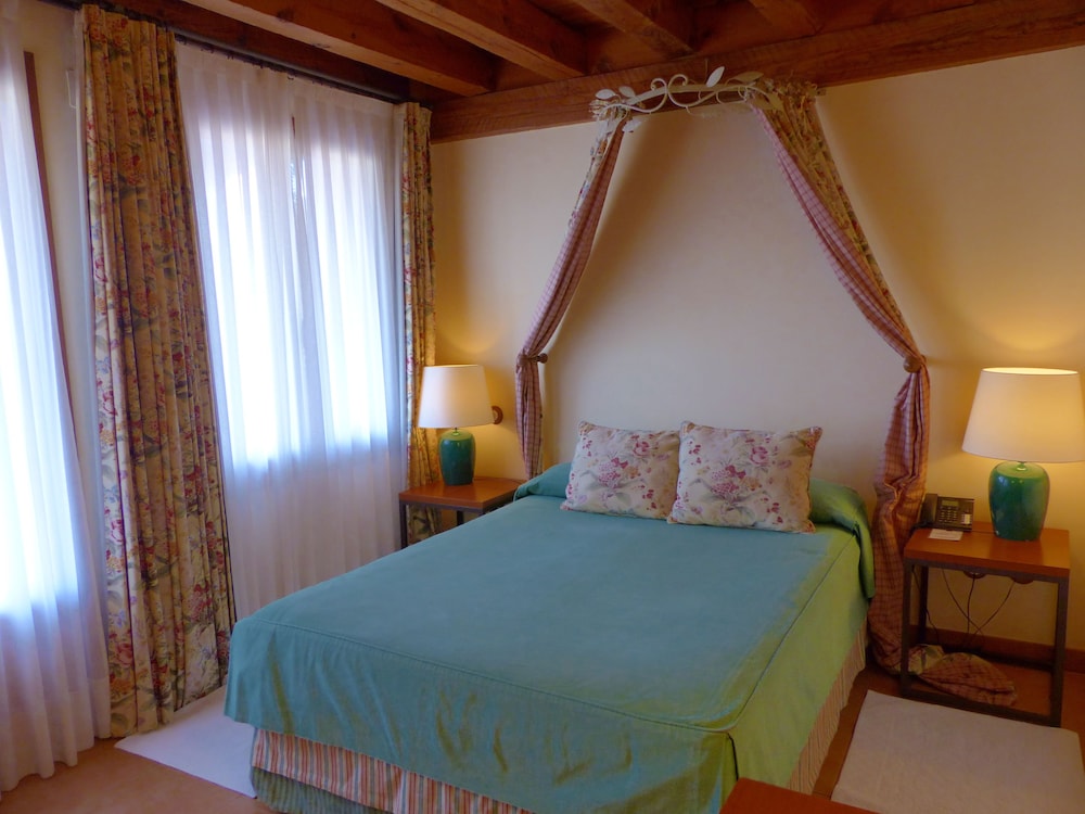 Hosteria Del Arco — Pedraza
