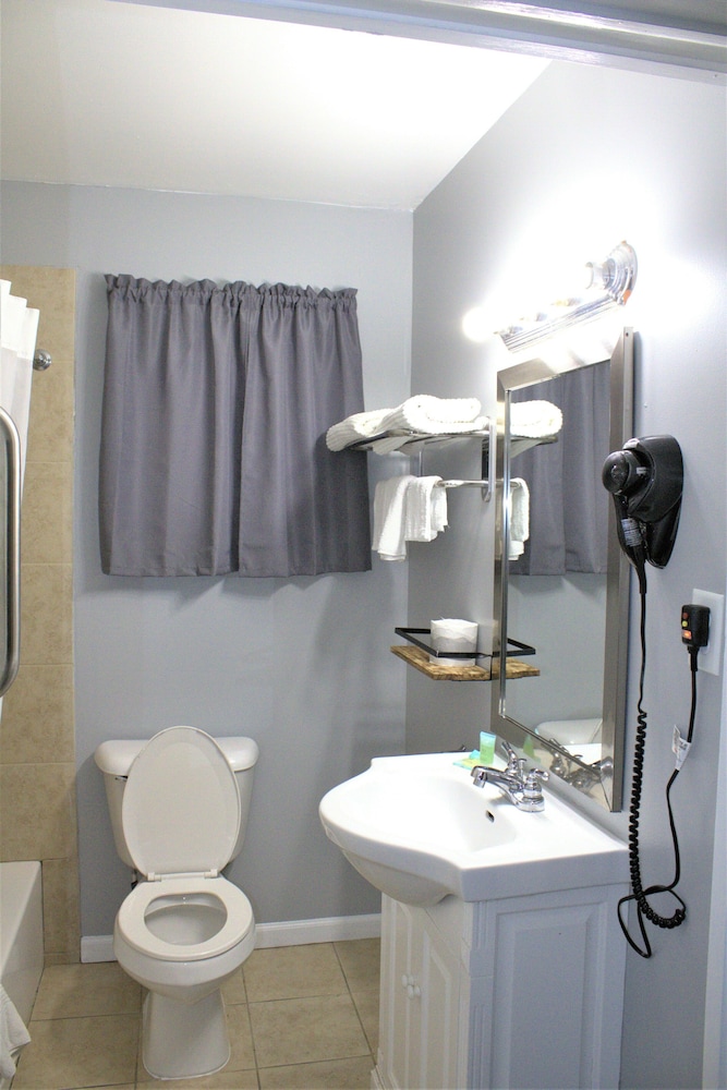 Hometowne Inn & Suites - photo 24