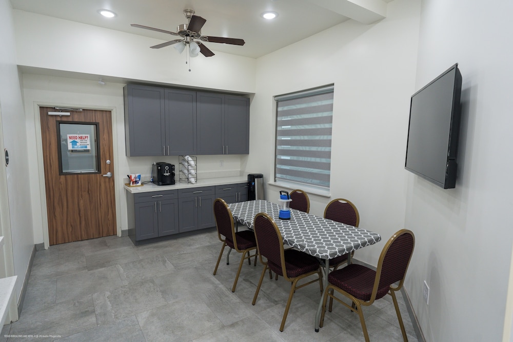 Texas Bungalows Hotel & Hotel Que at i35 Austin Pflugerville - photo 55