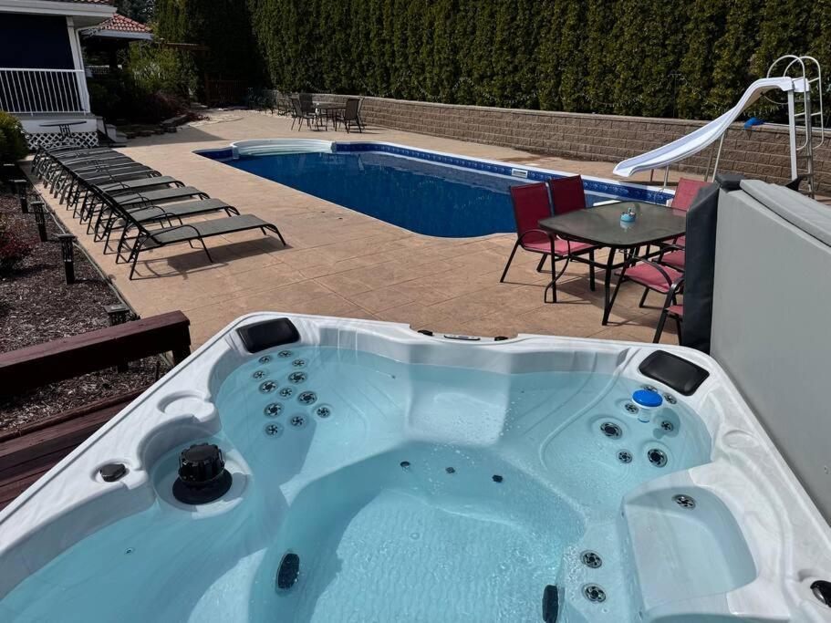 Heated pool hot tub 4 AC lake view bedrooms in West Kelowna, Canada