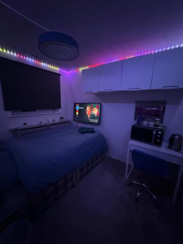 Room 3 minute drive from Luton Airport in Luton, United Kingdom