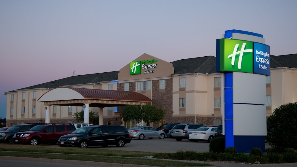 Holiday Inn Express & Suites Bloomington Normal by IHG - photo 27