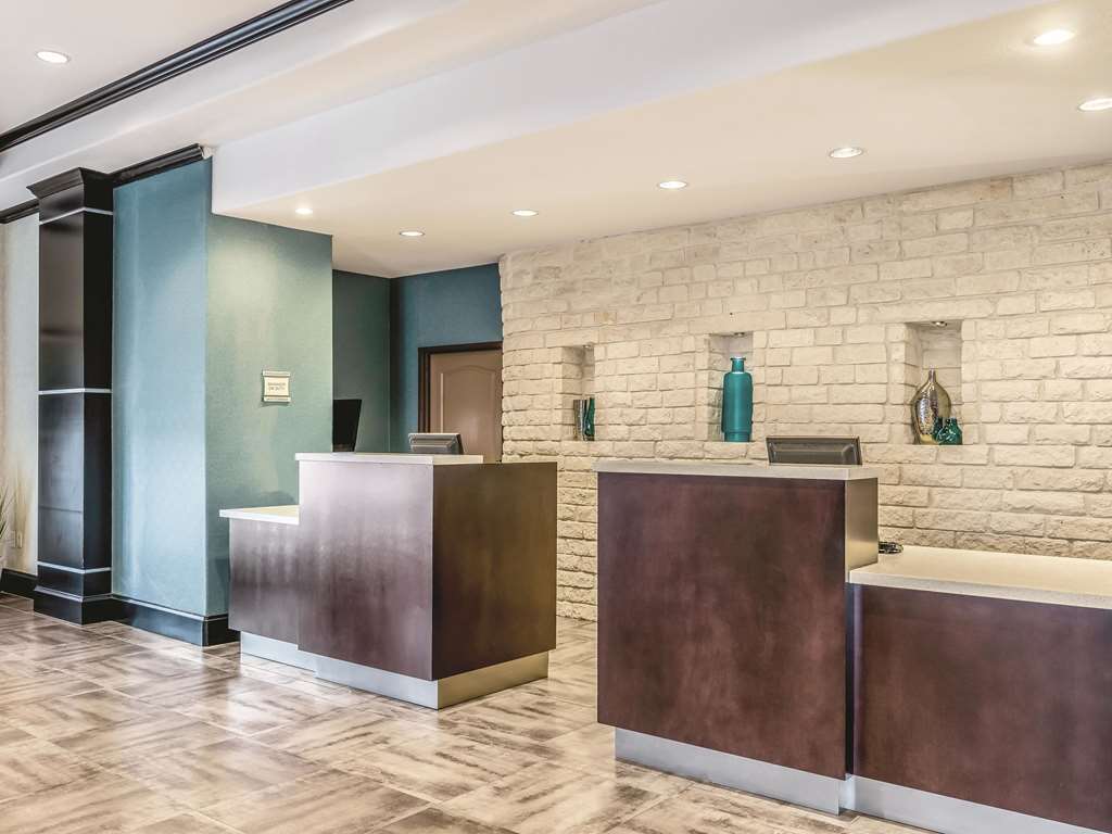 La Quinta Inn & Suites by Wyndham Dallas Grand Prairie South - photo 10