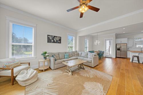 Free Golf Cart 5 min to Beach Community Pool in Panama City Beach, United States