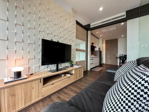 Transquil Modern 1BR Ultra Fast WiFi BTS Ari