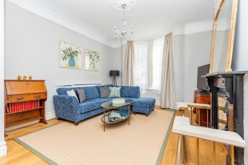 Charming 4 Bed Victorian House in Clapham Old Town — 4-Star Luxury Hotel in London, United Kingdom