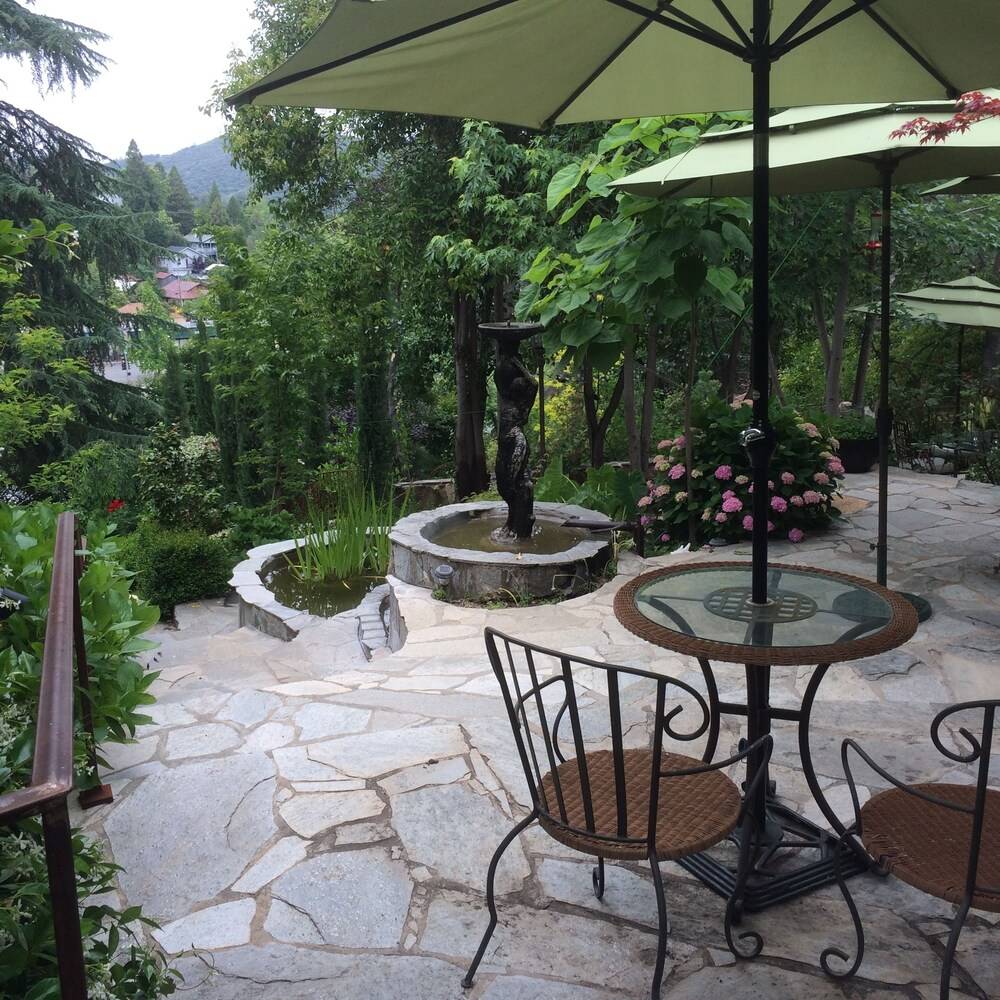 Barretta Gardens Inn - photo 53