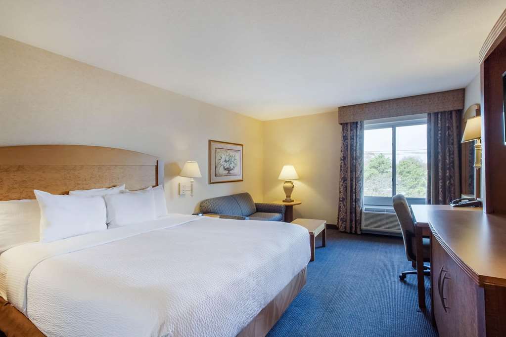 La Quinta Inn & Suites by Wyndham Islip MacArthur Airport - photo 14