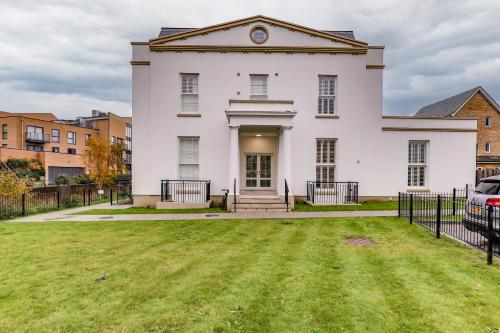 Modern 2BR 2BA with Free Parking Sleeps 6 — 4-Star Luxury Hotel in Hemel Hempstead, United Kingdom