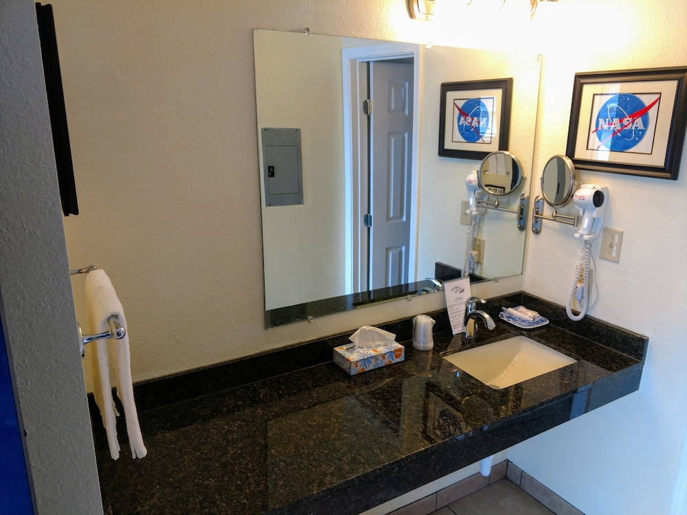 Amelia's Landing Hotel - photo 22