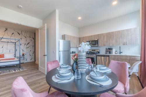 Rosy Retreat with NYC Views by the train Free Parking 3 beds 20 Percent OFF 7 days — 4-Star Luxury Hotel in Newark, United States