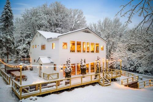 Maple Pine w Hot Tub Pool Table 3min to Mount Snow in Dover, United States