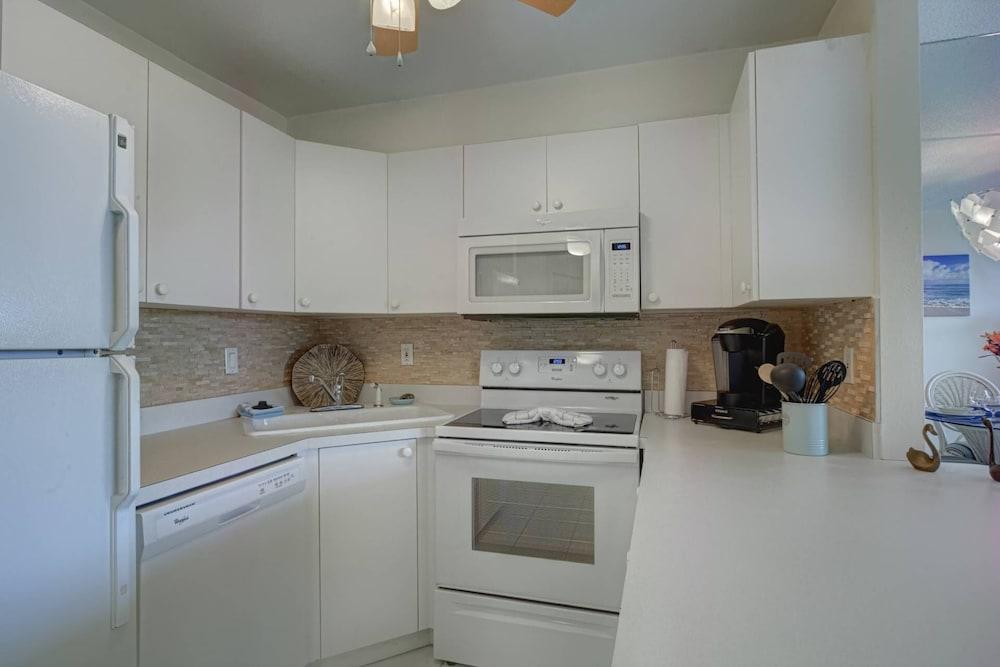 Harbor Towers Yacht Pool 1 Br condo by RedAwning - photo 2