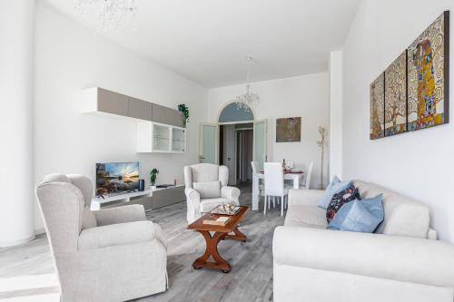 GuestHost Lungarno Elegant Apartment with Panoramic Balcony — 4-Star Luxury Hotel in Pisa, Italy