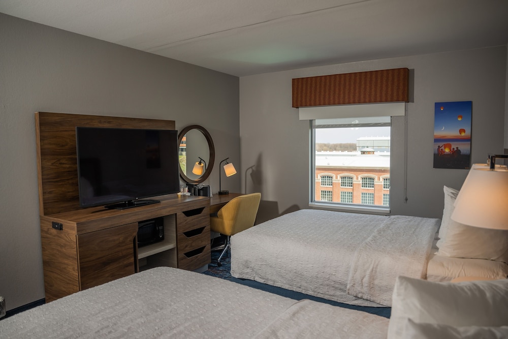 Hampton Inn & Suites Erie Bayfront - photo 14