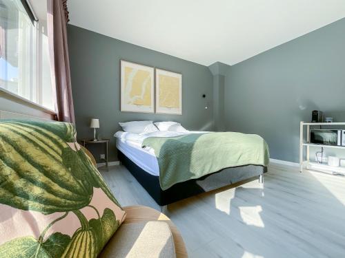 Akh81