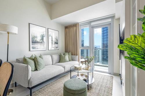 Stylish 2 BR Home with Bathtub and Balcony Uptown BGC — 4-Star Luxury Hotel in Manila, Philippines