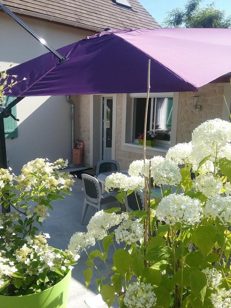 Les Acacias - carbon neutral hotel in Nemours