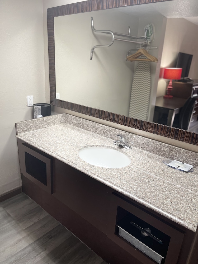 Royal Inn & Suites - photo 17