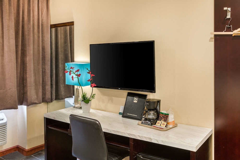Quality Inn near Sunset Park - photo 12