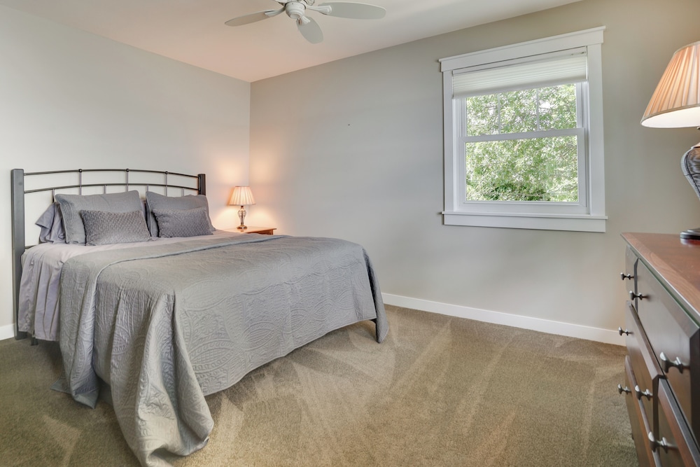 Lakefront Chippewa Falls Haven with Private Deck — hotel in Chippewa Falls