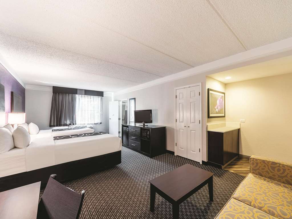 La Quinta Inn & Suites by Wyndham San Antonio Downtown - photo 26