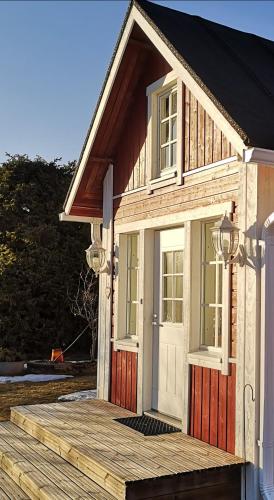 Idyllinen mökki ja pihasauna jokirannassa sisältää liinavaatteet ja loppusiivouksen in Kalajoki, Finland