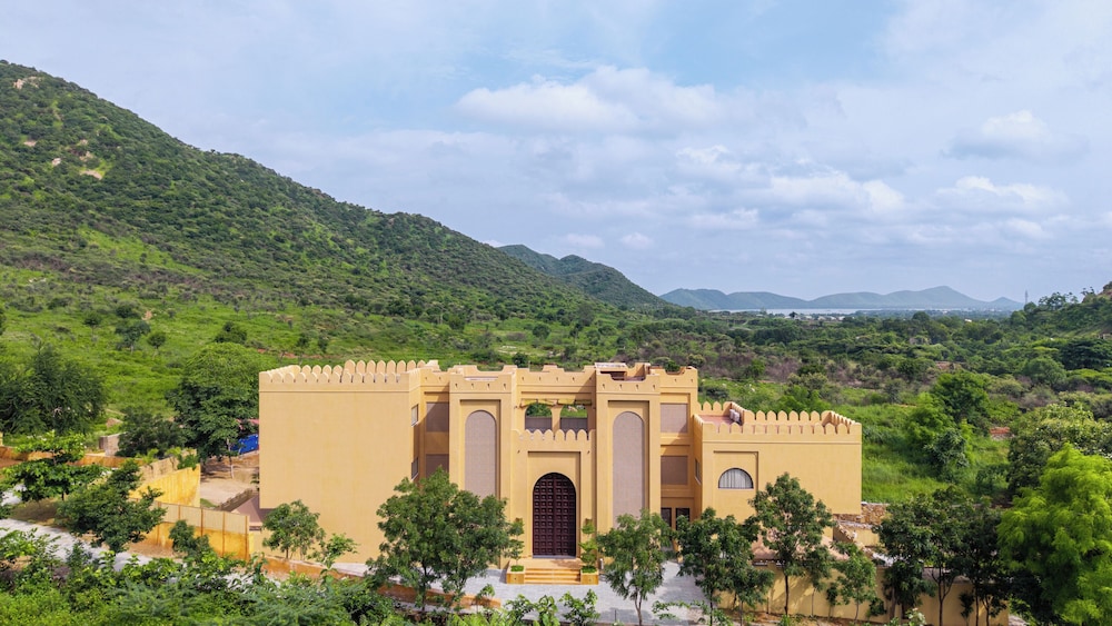 Dev Bagh Luxurious Private Suites - carbon neutral hotel in Udaipur