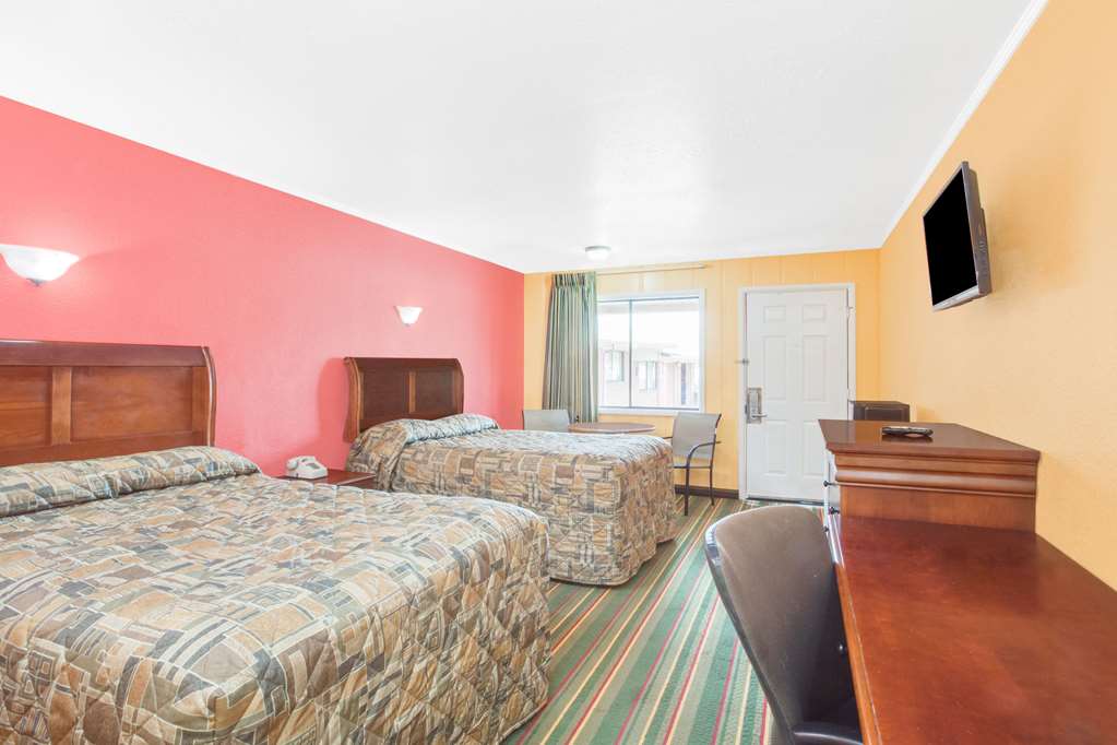 Knights Inn Paris - photo 4