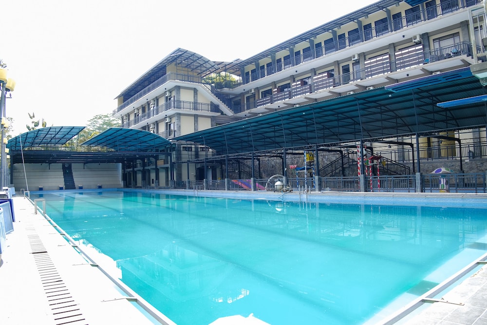 OYO 887 Green Hill Hotel And Convention Center in Jember, Indonesia