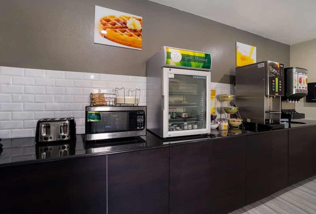 Econo Lodge Brownsville - photo 26