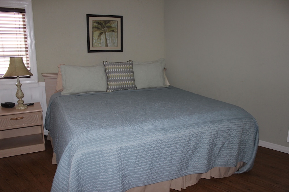 Shoreline Suites & Cabana Cottages - photo 8