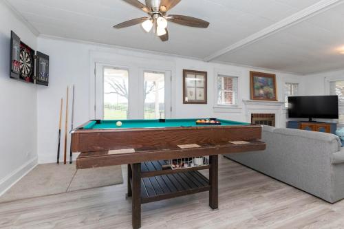 Red Robin Retreat Near Lake James NC in Morganton, United States