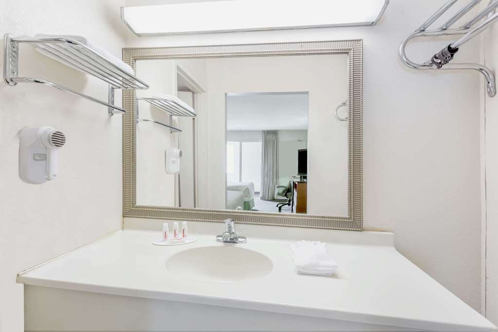 Days Inn by Wyndham Cedar Falls University Plaza - photo 12