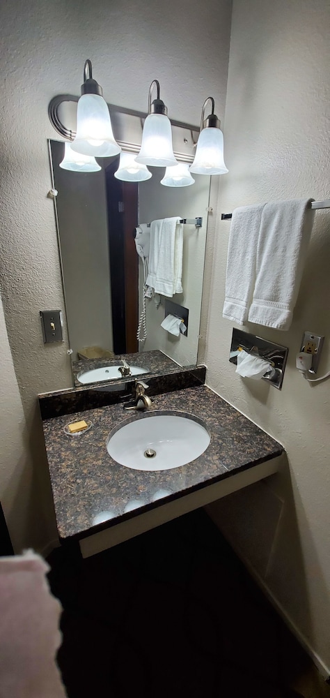 Cottonwood Inn and Conference Center - photo 19