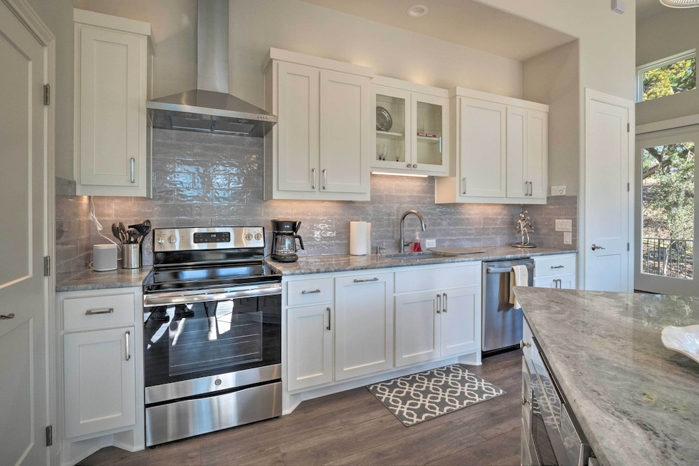 Modern Lake Travis Haven with Resort Amenities - photo 6