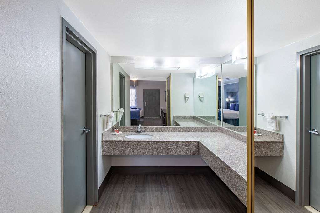 Days Inn & Suites by Wyndham Webster NASA ClearLake Houston - photo 24