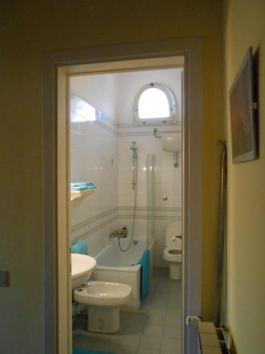 Suite Tra I Tetti Con Bagno Privato — 4-Star Luxury Hotel in Pisa, Italy