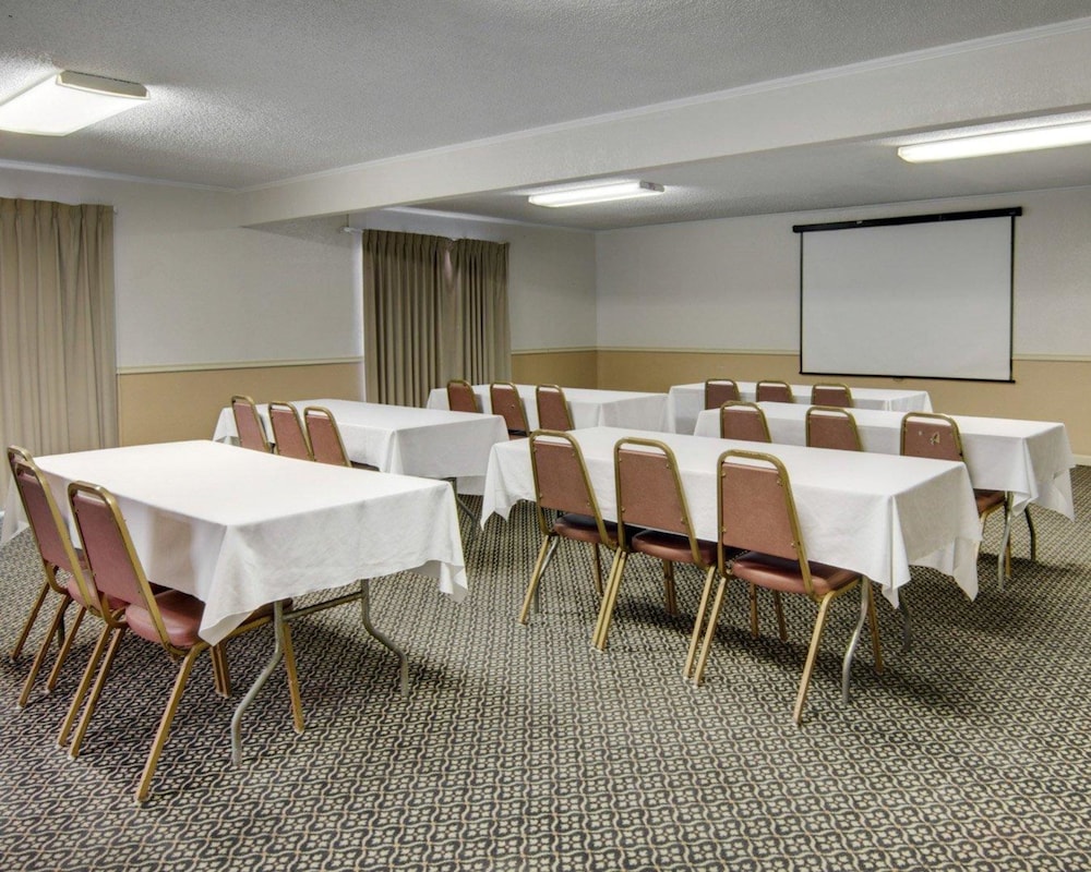 Econo Lodge & Conference Center - photo 34