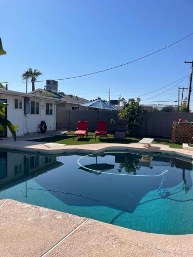 Cozy Home with Sparkling Pool Pet Friendly — 4-Star Luxury Hotel in Mesa, United States