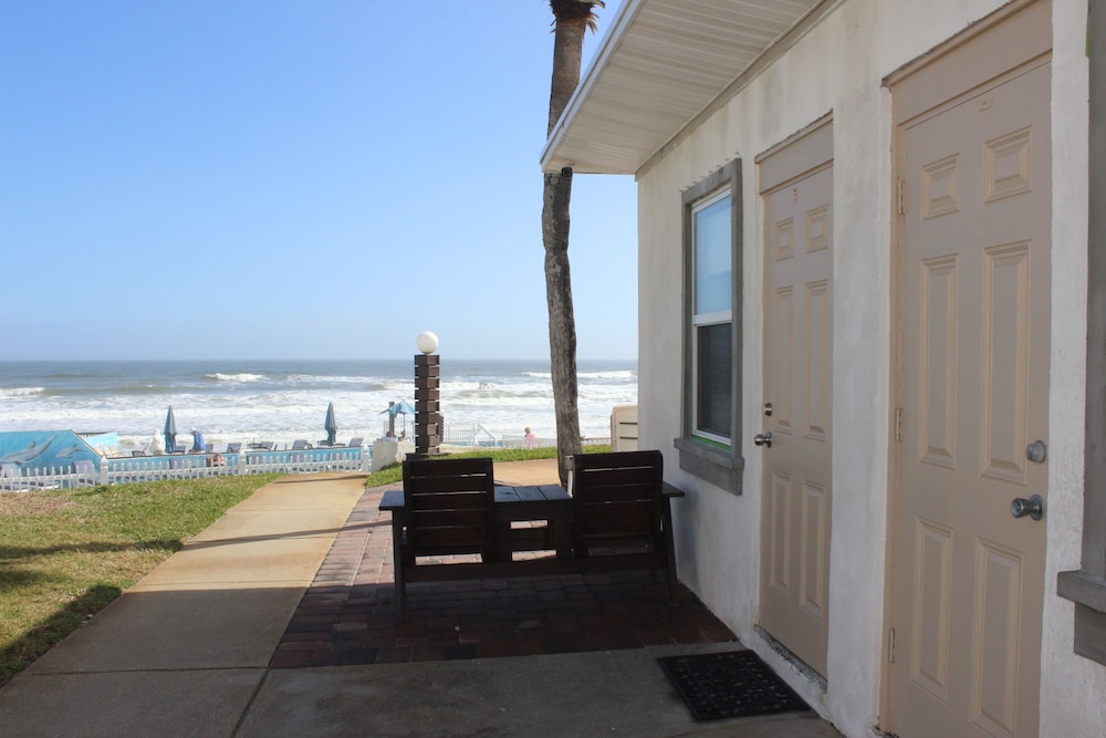 Shoreline Suites & Cabana Cottages - photo 12