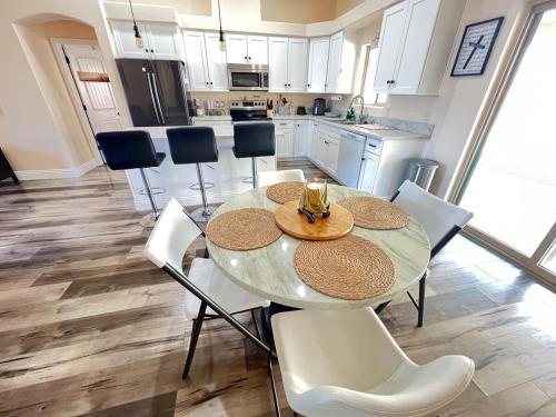 King Bed Hot Tub 3 Queens Home away from home — 4-Star Luxury Hotel in Yuma, United States