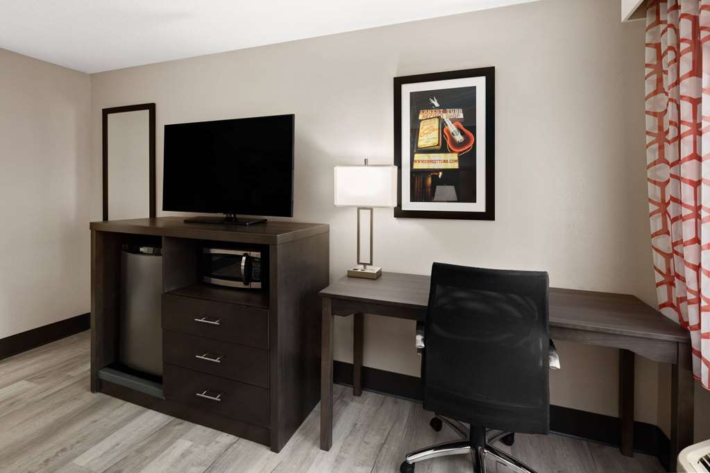 La Quinta Inn & Suites by Wyndham Goodlettsville Nashville - photo 17