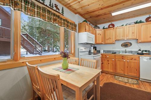 Bugle Pointe B18 by Estes Park Condos — 4-Star Luxury Hotel in Estes Park, United States