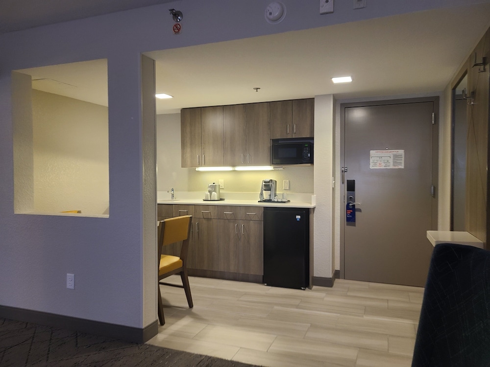 Holiday Inn Express & Suites Ft. Lauderdale N Exec Airport by IHG - photo 10