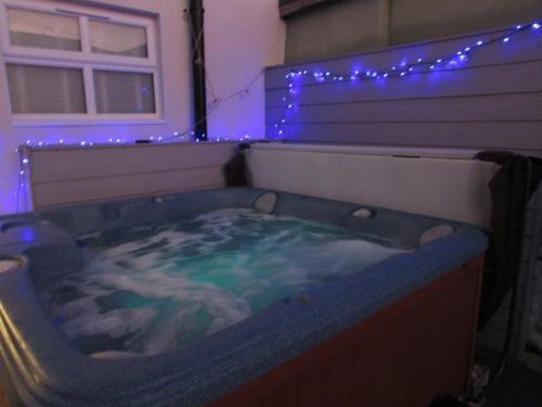 8 Guests Large cottage Hotub — 4-Star Luxury Hotel in Hornsea, United Kingdom