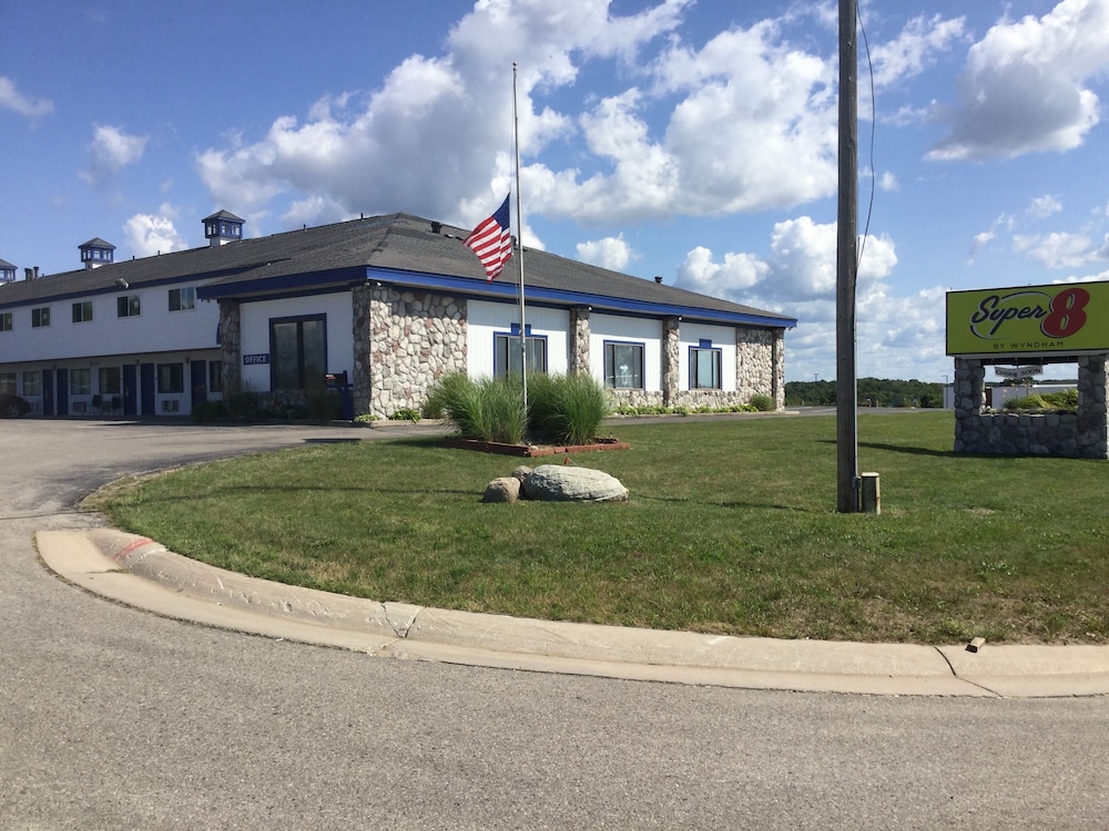 Super 8 by Wyndham Petoskey - photo 16