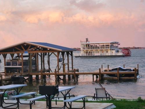 Camp St. Cabanas Unit 4 — 4-Star Luxury Hotel in Tavares, United States