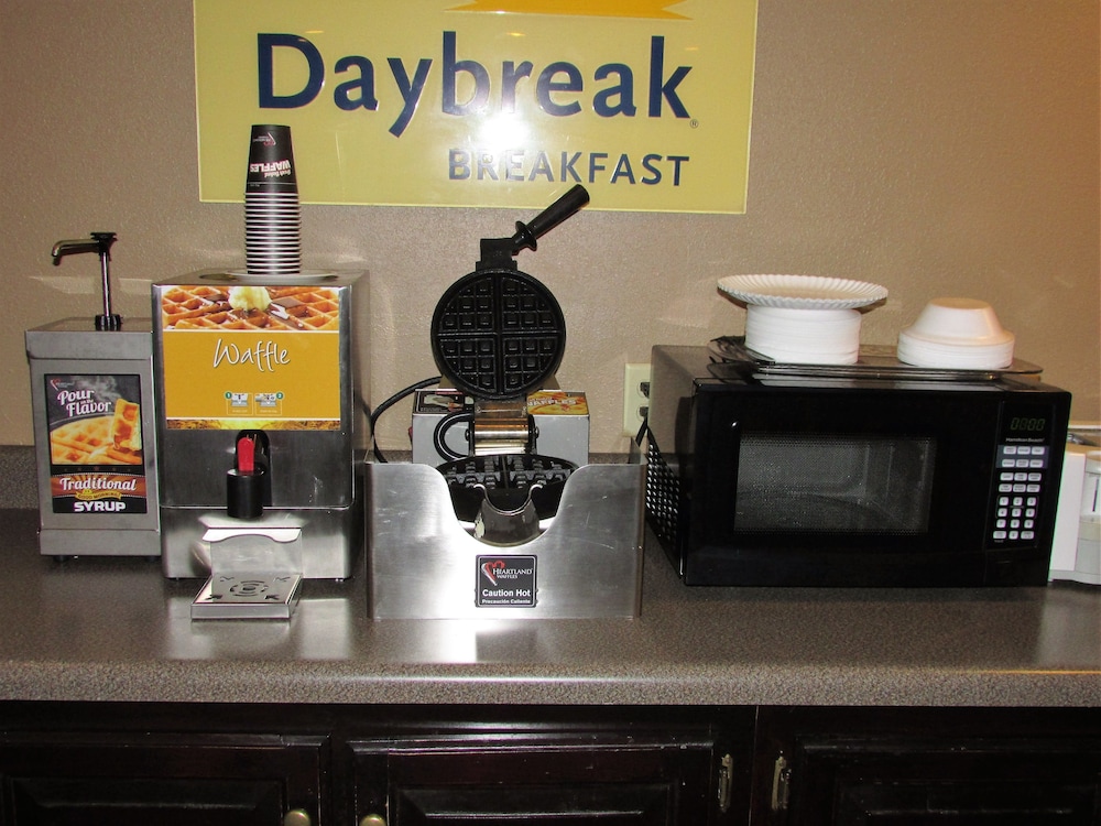 Days Inn & Suites by Wyndham Fort Valley - photo 27